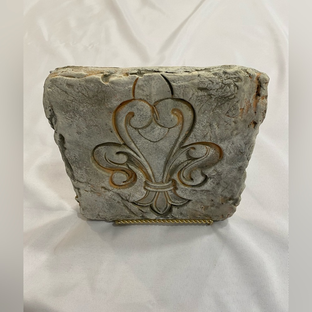 Decorative Fleur-de-Lis Stone Plaque in Weathered Gray and Rust